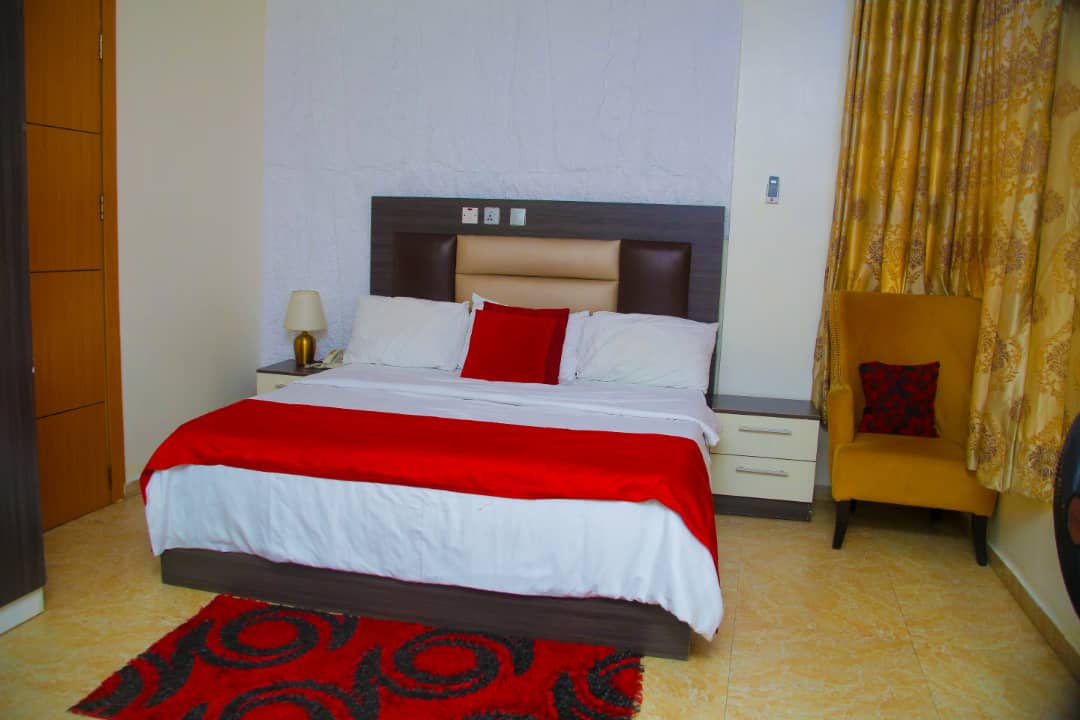 3 bed 230k per night